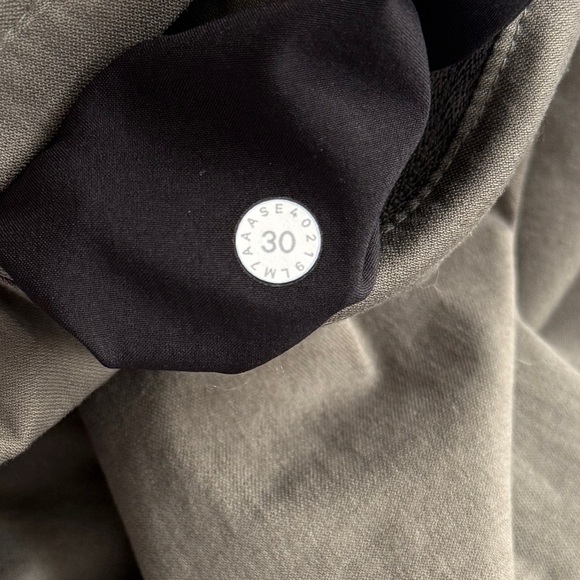 Lululemon Mens Commission Shorts Sz 30 Army Olive Green Chino 9” Classic Pockets - Picture 2 of 11